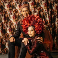 Tasya Kamila dan calon suaminya Randi Bachtiar telah melakukan sesi foto prewedding. Ada keunikan sendiri pada prewedding Tasya Kamila. Ia mencampurkan tren makeup saat ini dengan pakaian tradisional. Seperti apa penampilannya?  Foto: Instagram Diera Bachir