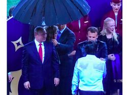 Vladimir Putin Pakai Payung Sendirian Jadi Gunjingan