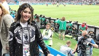 Gaya ini dipakai pelantun lagu Sayang itu saat menyokong Inggris di semi final melawan Kroasia. Sayang, jagoan Via gagal ke final. Foto: Instagram Via Vallen