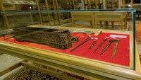 Syekh Faisal Bin Qassim Al Thani menjadi kolektor barang-barang berharga dari berbagai negara. Syekh seringkali bepergian keluar negeri untuk mencari barang-barang antik yang bisa menjadi koleksinya. (fbqmuseum/Instagram)