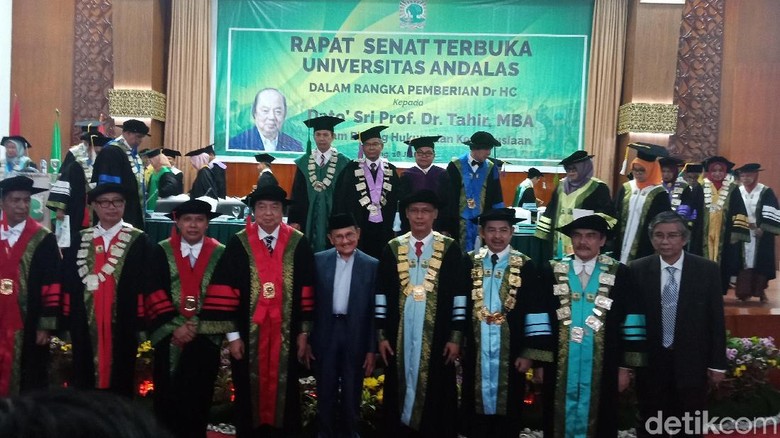 Bos Mayapada Dianugerahi Gelar Doktor HC dari Unand Bos Mayapada Dianugerahi Gelar Doktor HC dari Unand