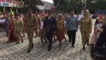 Senyum Anak SD Papua Berebut Foto dengan Mendikbud