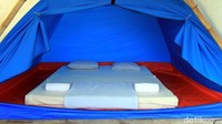 Begini penampakan isi tenda ini. Ada kasur yang nyaman lengkap dengan bantalnya. Sudah seperti di hotel saja! (Wisma Putra/detikTravel)