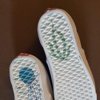 Tak hanya pada gaun, ubur-ubur juga menghiasi sol sneakers Vans yang dipakai Nadine di resepsi bergaya kasual itu. (Foto: Dok. Surya Abduh)