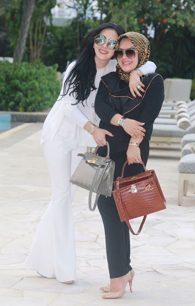 Syahrini dan adiknya Aisyahrani selalu kompak dalam suka maupun duka. Aisyarani yang akrab disapa Rani, setai mendampingi kakaknya berkarier di dunia entertainment dengan menjadi manajernya. Termasuk ‘setia’ melawan segala fitnah yang ditujukan pada kakaknya. Baru-baru ini Rani pun ‘menyemprot’ akun Instagram penjual tas Hermes yang menuduh Syahrini memakai tas palsu. Foto: Instagram