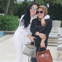 Syahrini dan adiknya Aisyahrani selalu kompak dalam suka maupun duka. Aisyarani yang akrab disapa Rani, setai mendampingi kakaknya berkarier di dunia entertainment dengan menjadi manajernya. Termasuk ‘setia’ melawan segala fitnah yang ditujukan pada kakaknya. Baru-baru ini Rani pun ‘menyemprot’ akun Instagram penjual tas Hermes yang menuduh Syahrini memakai tas palsu. Foto: Instagram