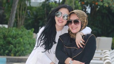 Gaya Cetar Syahrini dan Adiknya Pakai Tas Hermes Seharga Rumah