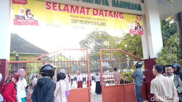 Hari Pertama Masuk Sekolah, Ortu dan Siswa Baru Padati Sekolah