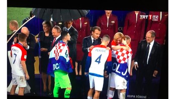 Jadi, payung pertama malah buat Putin, presiden tuan rumah, sedangkan presiden tamu, seorang wanita, lepek karena hujan. Tidak terlalu gentleman Foto: istimewa