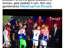 Vladimir Putin Pakai Payung Sendirian Jadi Gunjingan