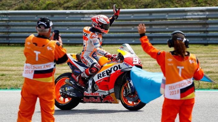 Ada serba 9 dari Marc Marquez usai kemenangannya dalam MotoGP Jerman (Foto: Fabrizio Bensch/Reuters) Ada serba 9 dari Marc Marquez usai kemenangannya dalam MotoGP Jerman (Foto: Fabrizio Bensch/Reuters)
