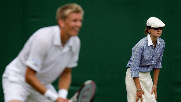 Meghan Markle Modis di Wimbledon, Netizen Bilang Mirip Hakim Garis