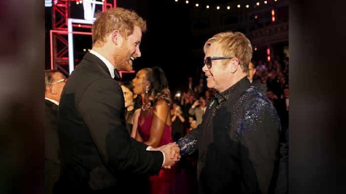 Duet tak biasa antara Pangeran Harry dan musisi legendaris Elton John bukan untuk nyanyi. Mereka bekerja sama untuk memberantas HIV pada pria. Foto: REUTERS/Paul Hackett Duet tak biasa antara Pangeran Harry dan musisi legendaris Elton John bukan untuk nyanyi. Mereka bekerja sama untuk memberantas HIV pada pria. Foto: REUTERS/Paul Hackett