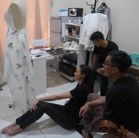 Dalam menuangkan ide ubur-ubur itu, desainer lulusan Institut Kesenian Jakarta ini dibantu oleh ilustrator asal Bali yang bernama Nova Hissy. Ilustrasi ubur-ubur buatan Nova lantas menjadi pedoman Abduh untuk membordir. (Foto: Dok. Surya Abduh)