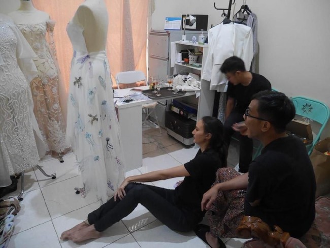 Dalam menuangkan ide ubur-ubur itu, desainer lulusan Institut Kesenian Jakarta ini dibantu oleh ilustrator asal Bali yang bernama Nova Hissy. Ilustrasi ubur-ubur buatan Nova lantas menjadi pedoman Abduh untuk membordir. (Foto: Dok. Surya Abduh)