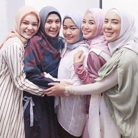 Memakai inner atau kaos lengan panjang memang bisa jadi solusi tercepat untuk mereka yang baru berhijab. Daripada baju lengan pendek tak terpakai lagi, lebih baik memadukannya dengan inner atau outerwear. Foto: Instagram/fitrop