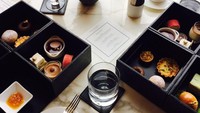 Ini dia salah satu menu andalannya. Namanya Bulgari Afternoon Tea Box. Di sana tersaji mini sandwich, chilled tomato soup, mini croissant, scones, quiche hingga macaron dan cokelat. Foto: ynotapple  