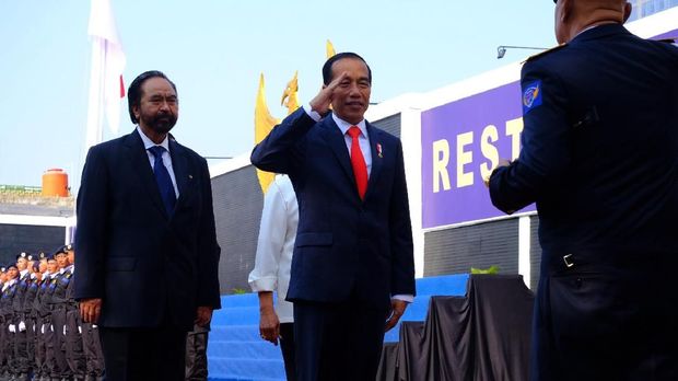  Jokowi memberikan hormat kepada pimpinan upacara di lapangan.