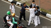 Sejumlah warga pun yang melintas berusaha melerai perkelahian tersebut.