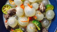 Nah, ini asinan @nana_jajan yang disukai banyak orang. Asinan kelengkeng plus lemon cui dan kamboi ditambah cabe rawit iris. Seger banget ya!Foto: Instagram @nana_jajan