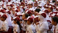 Beberapa diantaranya masih terlihat mengantuk karena datang lebih awal untuk mempersiapkan diri masuk sekolah.
