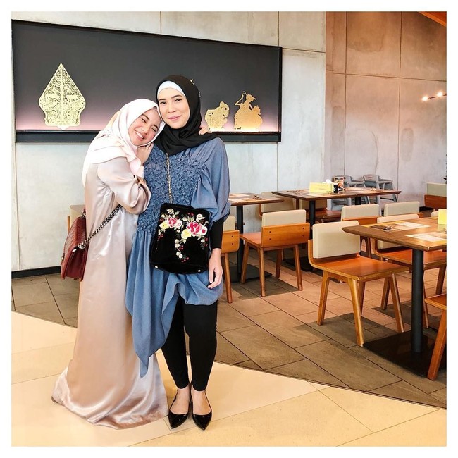 Penulis buku Kening ini juga tampak memadupadankan busana lamanya. Seperti saat ia bertemu dengan Chacha Frederica, ia mengenakan blouse asimetris yang dilengkap dengan inner kaos untuk menutupi tangannya. Foto: Instagram/fitrop