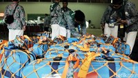 Segala perlengkapan milik jemaah juga diperiksa.