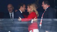 Presiden Prancis Emmanuel Macron dan Presiden Kroasia Kolinda Grabar-Kitarović menyaksikan final Piala Dunia 2018 antara Prancis-Kroasia bersamaan. Di saat Macron rapi berdasi, Grabar-Kitarović tampil dengan jersey timnas Kroasia 