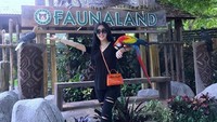 Syahrini dituduh menggunakan tas Hermes kw atau palsu oleh seorang netizen. Dok. Instagram/princessyahrini