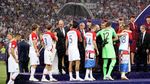 Momen Putin Dipayungi Saat Presiden Kroasia-Prancis Kehujanan