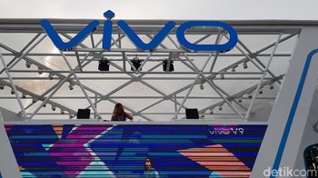 Ada DJ sexy yang mengalunkan lagu menghentak penuh semangat Piala Dunia. Foto: Achmad Rouzni Noor/detikinet