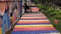 Trotoar juga ikut dicat warna-warni.
