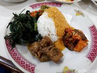 Mekar Jaya: Lamak Bana! Nasi Disuap dengan Cincang Kambing di Rumah Makan 24 Jam!