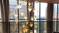 Bagian dalam restoran memiliki kesan mewah karena pemakaian lampu serta meja marmer mengkilap. Namun tetap menyuguhkan pemandangan gedung-gedung tinggi di Tokyo. Foto: Katelu0726  