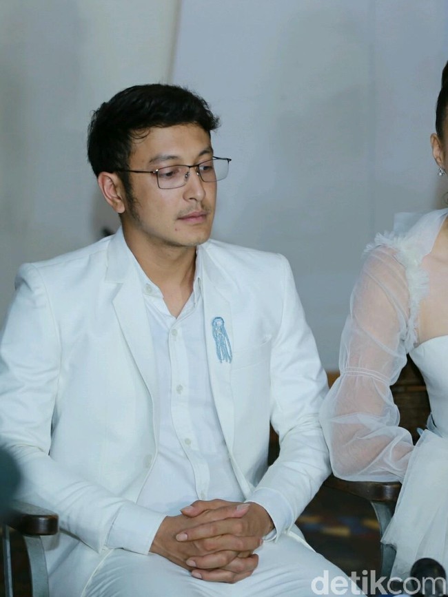 Selain gaun pengantin Nadine, Abduh pun mendapat mandat merancang busana mempelai pria. Supaya Senada, Abduh mempermanis blazer Dimas dengan korsase berbentuk ubur-ubur. Bagian dalam jasnya juga ada bordir ubur-ubur, tambah Abduh. (Foto: Ismail/detikhot)