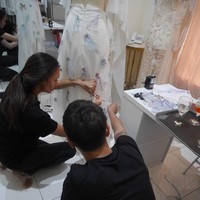 Abduh membuat detail ubur-ubur dengan teknik bordiran atau disebutnya melukis dengan menggunakan benang. Satu ubur-ubur bisa terdiri dari empat macam warna yang bergradasi supaya terlihat seperti bentuk aslinya, tambah desainer yang karyanya juga pernah membungkus tubuh Gita Gutawa itu. (Foto: Dok. Surya Abduh)