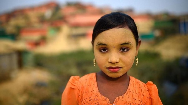 Walau berada di pengungsian, wanita Rohingya tetap merawat dirinya dengan mengoleskan serbuk kekuningan ke wajah mereka. Seperti memakai masker kecantikan saja (Reuters/Clodagh Kilcoyne) Walau berada di pengungsian, wanita Rohingya tetap merawat dirinya dengan mengoleskan serbuk kekuningan ke wajah mereka. Seperti memakai masker kecantikan saja (Reuters/Clodagh Kilcoyne)