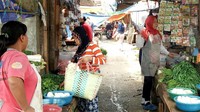 Menurut Mira, dirinya selalu berbelanja di Pasar Pocong setiap hari. Bukan karena harga saja, tetapi karena letaknya tidak jauh dari tempat dirinya tinggal di Jalan Panjaitan, Kelurahan 14 Ulu, Palembang.