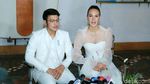 Wajah Happy Dimas Anggara dan Nadine Chandrawinata