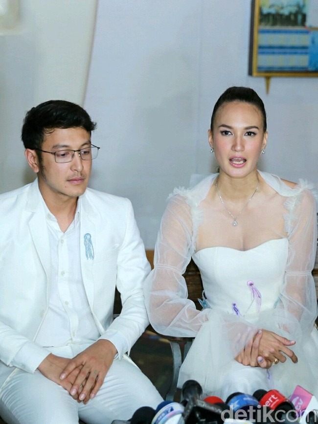 Untuk memberi kesan seolah ubur-ubur berada di dalam lautan, Abduh mengaplikasikan detail tersebut di setiap tille gaun yang berlapis empat itu. Untuk pembuatan detail ubur-uburnya saja memakan waktu 1,5 bulan. Total, gaun dibuat selama tiga bulan, kata pria kelahiran Demak, Jawa Tengah, 30 tahun lalu itu. (Foto: Ismail/detikFoto)