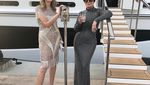 Masih Cantik di Usia 62 Tahun, Begini Gaya Ibunda Kendall Jenner Saat Kulineran