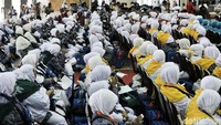 Sebanyak 388 orang jemaah calon haji asal Jakarta Timur yang tergabung dalam kloter 1 embarkasi haji Jakarta-Pondok Gede masuk ke Asrama Haji Pondok Gede.