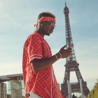 Berpose di depan Menara Eiffel, Paul Pogba tampil kekinian dengan baseball t-shirt Supreme x Louis Vuitton seharga 650 poundsterling atau sekitar Rp 12 juta. Bandana di kepalanya juga bermerek sama, harganya Rp 5,3 juta. (Foto: Instagram/@paulpogba)
