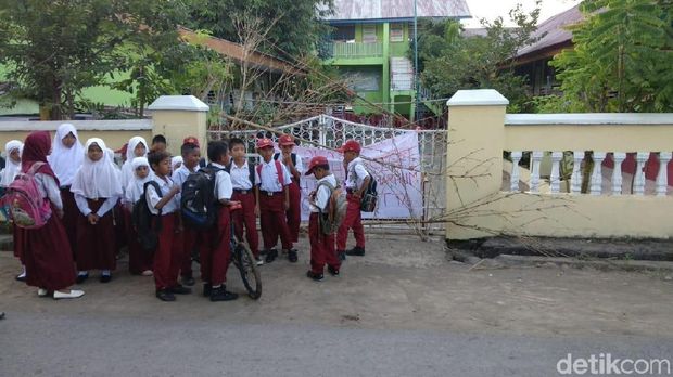 Hari Pertama Masuk, Siswa SD Ini Malah Dapati Sekolahnya Disegel