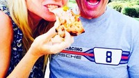 Tak melulu makan buah atau sayuran, sesekali Paltrow juga memanjakan diri dengan makan pizza. Ini posenya saat menggigit lembaran pizza. Foto: Instagram gwynethpaltrow
