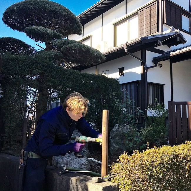 Ia pun menggunakan berbagai alat dan teknik tradisional untuk menciptakan dan merawat kebun. Foto: Instagram