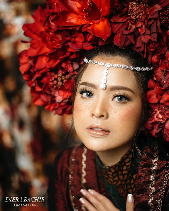 Untuk pemotretan prewedding, Tasya Kamila memilih riasan wajah bernuansa nude dengan efek freckles buatan yang menghiasi pipi dan hidungnya. Adalah Victoria Makeup Atelier, penata rias di balik penampilan unik Tasya ini. Foto: Instagram Diera Bachir