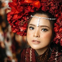 Menggunakan baju adat Minang, Tasya mengkombinasikan busana tradisionalnya dengan makeup freckles. Efek freckles terlihat di sepanjang pipi hingga menyebrang ke hidung.  Foto: Instagram Diera Bachir
