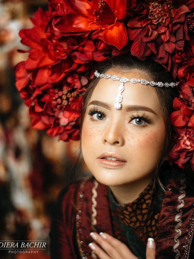 Menggunakan baju adat Minang, Tasya mengkombinasikan busana tradisionalnya dengan makeup freckles. Efek freckles terlihat di sepanjang pipi hingga menyebrang ke hidung.  Foto: Instagram Diera Bachir