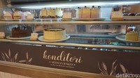 Tersedia juga pilihan kue potong yang manis dan lezat. Makanannya bersertifikat halal, cocok untuk muslim traveler (Shinta/detikTravel)